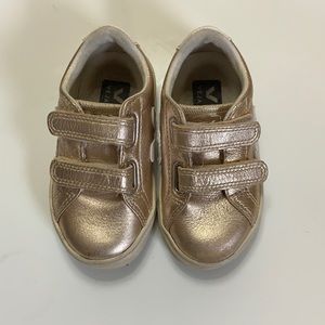 EUC Veja toddler sneaker - champagne and white - size 8